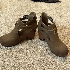 Pierre Dumas brown suede wedges